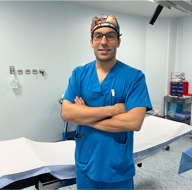 El doctor Alejandro Moriel con pijama azul dentro de un quirófano