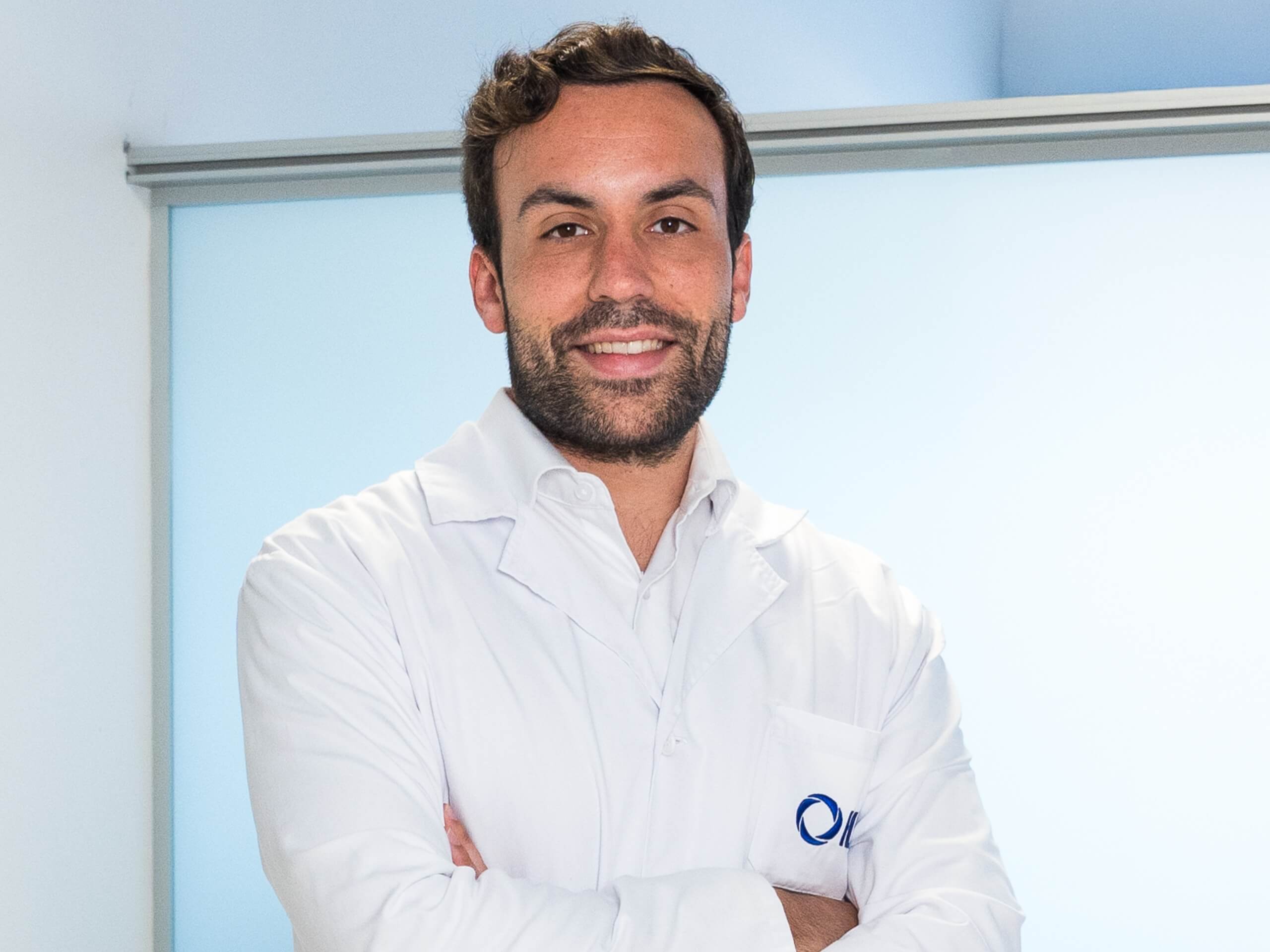 El doctor Alejandro Moriel está sonriente mientras posa